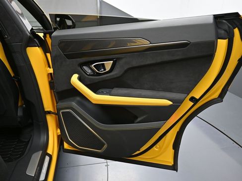 Used 2022 Lamborghini Urus image 26