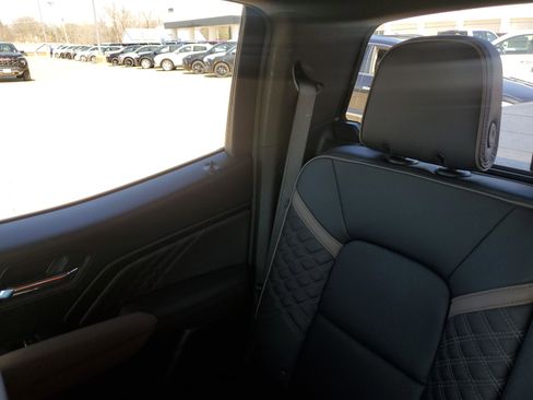 Used 2025 GMC Canyon Denali image 13