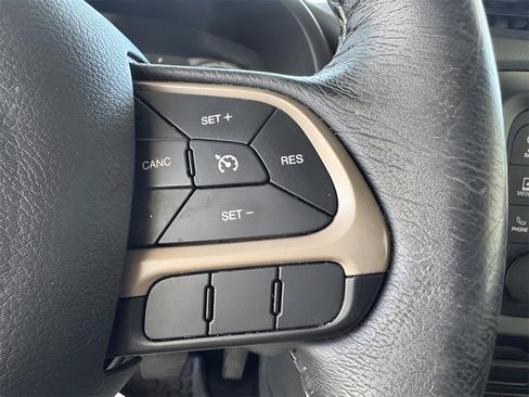 Used 2015 Jeep Renegade Latitude w/ Popular Equipment Group image 33