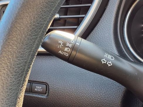 Used 2015 Nissan Rogue SV FWD image 11