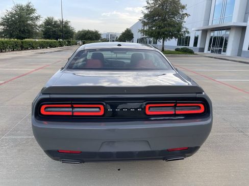 Used 2019 Dodge Challenger SXT RWD image 9