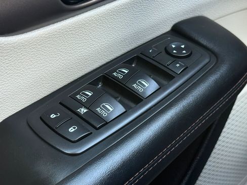 Used 2018 Chrysler Pacifica Touring-L Plus image 49