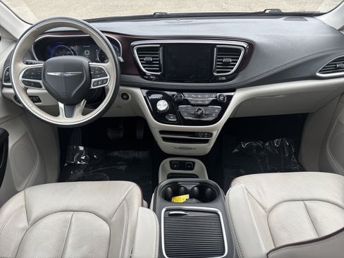 Used 2019 Chrysler Pacifica Limited w/ Advanced Safetytec Group FWD image 18
