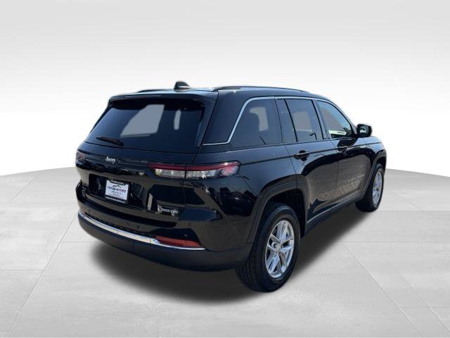 Used 2023 Jeep Grand Cherokee Laredo X AWD/4WD image 2