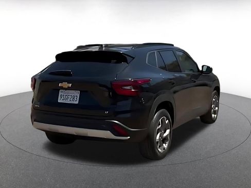 Used 2025 Chevrolet Trax LT w/ LT Convenience Package FWD image 12