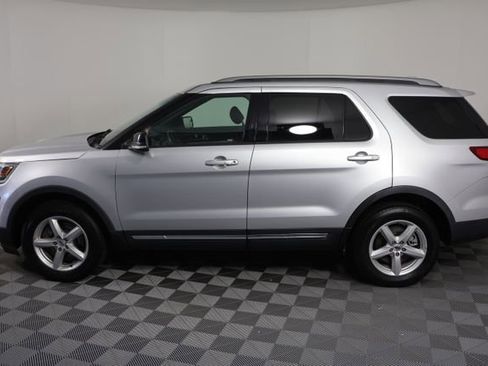 Used 2017 Ford Explorer XLT AWD/4WD image 5