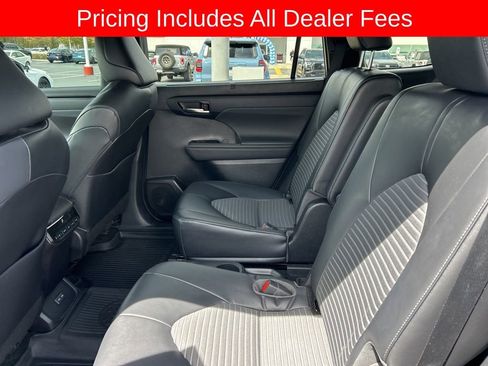 Used 2023 Toyota Highlander XSE FWD image 13