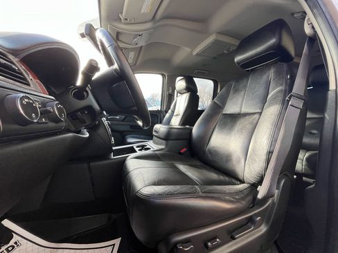 Used 2014 Chevrolet Suburban LT image 16