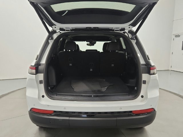 Used 2024 Jeep Grand Cherokee Altitude AWD/4WD image 25