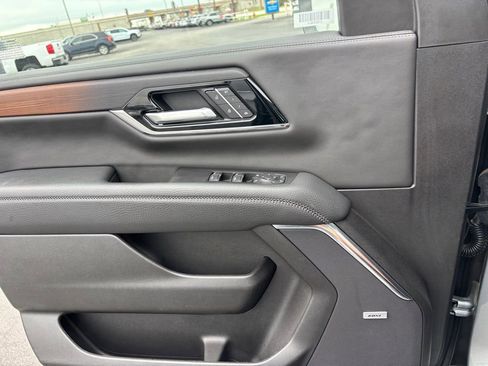 Used 2025 GMC Yukon XL Denali AWD/4WD image 24