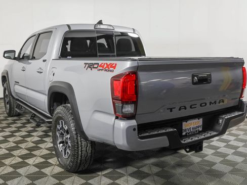 Used 2018 Toyota Tacoma TRD Off-Road w/ Technology Package AWD/4WD image 18