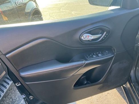 Used 2019 Jeep Cherokee Trailhawk image 11