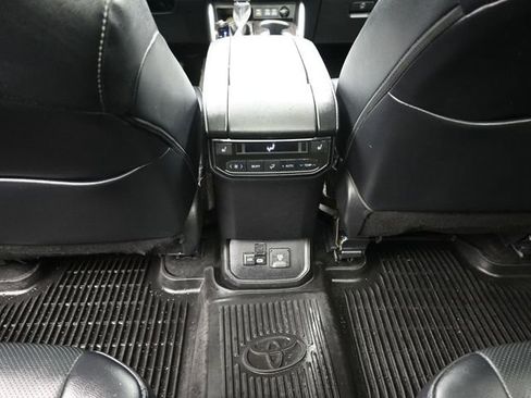 Used 2023 Toyota Highlander Platinum image 28