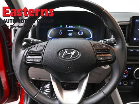 Used 2025 Hyundai Venue SEL FWD image 10
