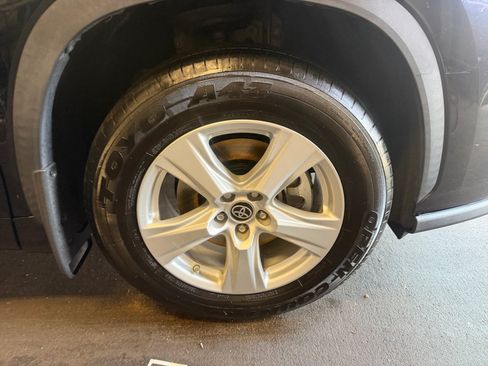 Used 2021 Toyota Highlander LE AWD/4WD image 29