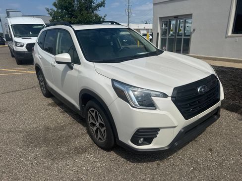 Used 2024 Subaru Forester Premium AWD/4WD image 2