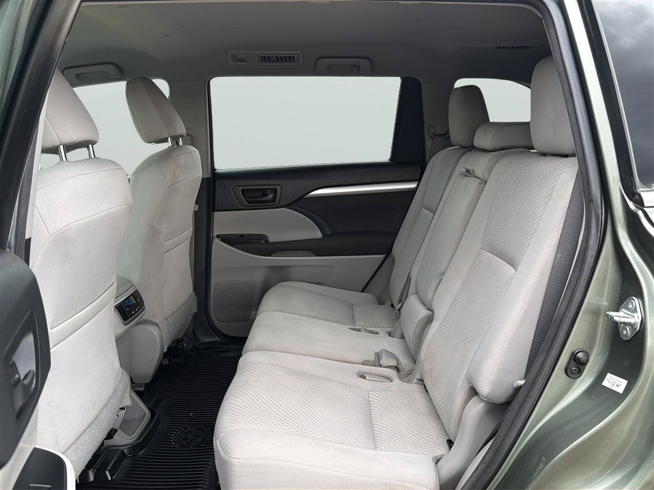 Used 2017 Toyota Highlander LE AWD/4WD image 16