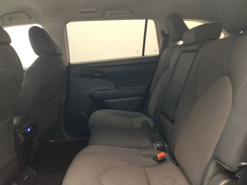 Used 2021 Toyota Highlander LE FWD image 18