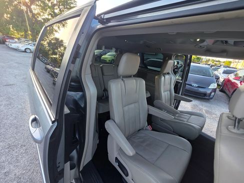 Used 2014 Chrysler Town & Country Touring FWD image 18