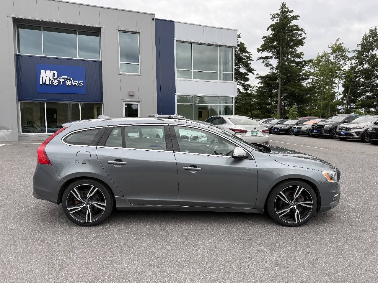 Used 2017 Volvo V60 T6 R-Design Platinum w/ Climate Package AWD/4WD image 8