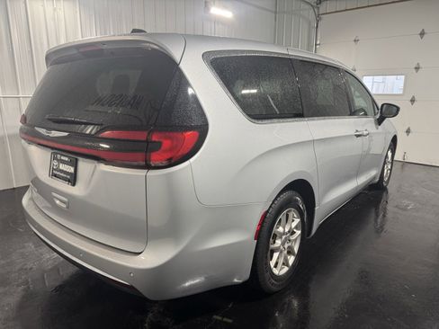 Used 2024 Chrysler Pacifica Touring-L image 3