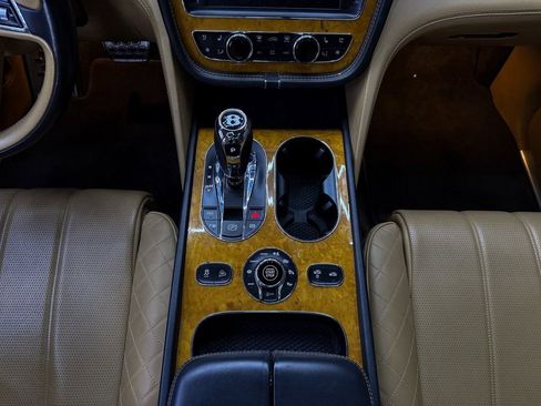Used 2017 Bentley Bentayga image 24