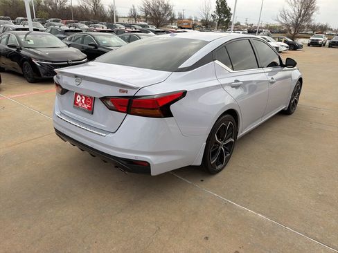 Used 2023 Nissan Altima 2.5 SR w/ SR Premium Package image 5