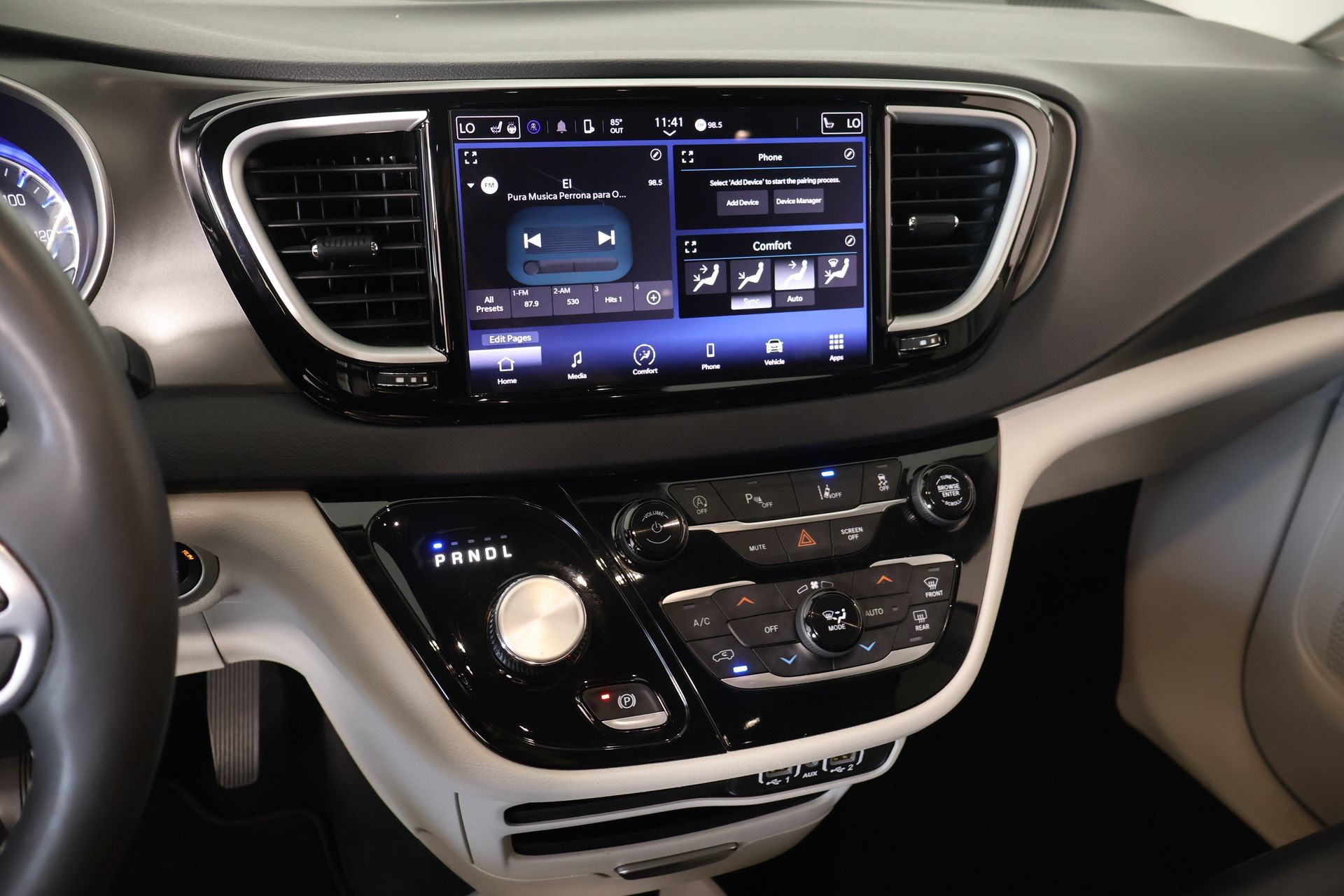 Used 2023 Chrysler Pacifica Touring-L FWD image 5