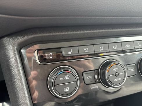 Used 2018 Volkswagen Tiguan SEL AWD/4WD image 31
