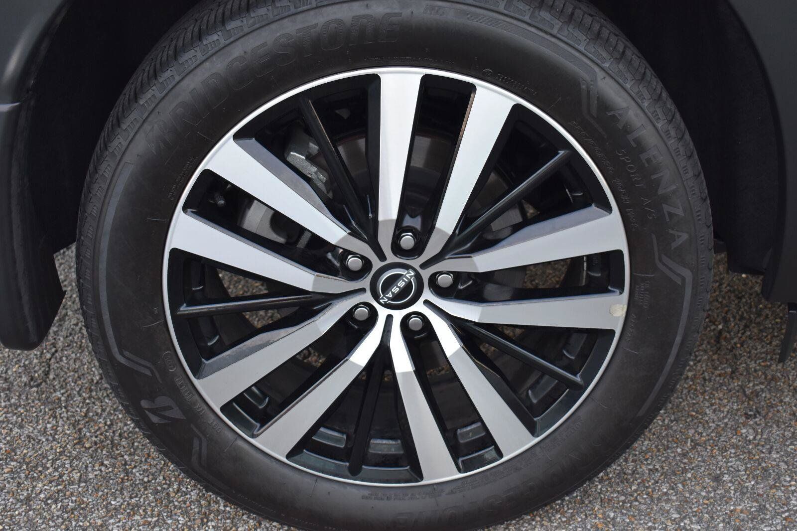 Used 2025 Nissan Pathfinder Platinum w/ Black Appearance Package FWD image 15