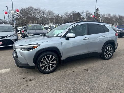 Used 2024 Toyota Corolla Cross XLE w/ Convenience Package image 4