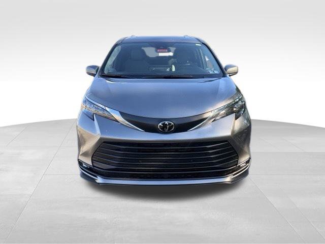 New 2026 Toyota Sienna XLE AWD/4WD image 9