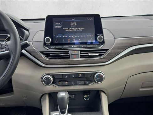 Used 2025 Nissan Altima 2.5 SV FWD image 14