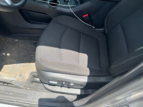 Used 2024 GMC Terrain SLE w/ Driver Convenience Package FWD image 7