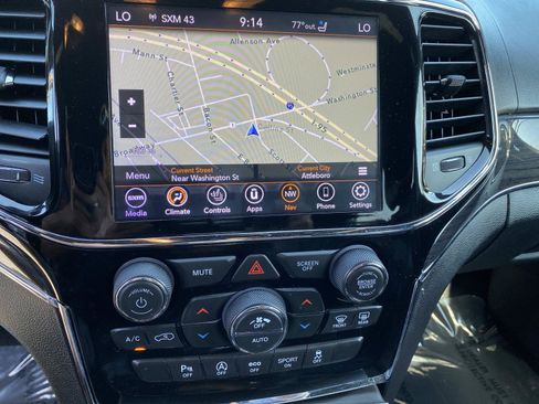 Used 2020 Jeep Grand Cherokee Overland AWD/4WD image 14