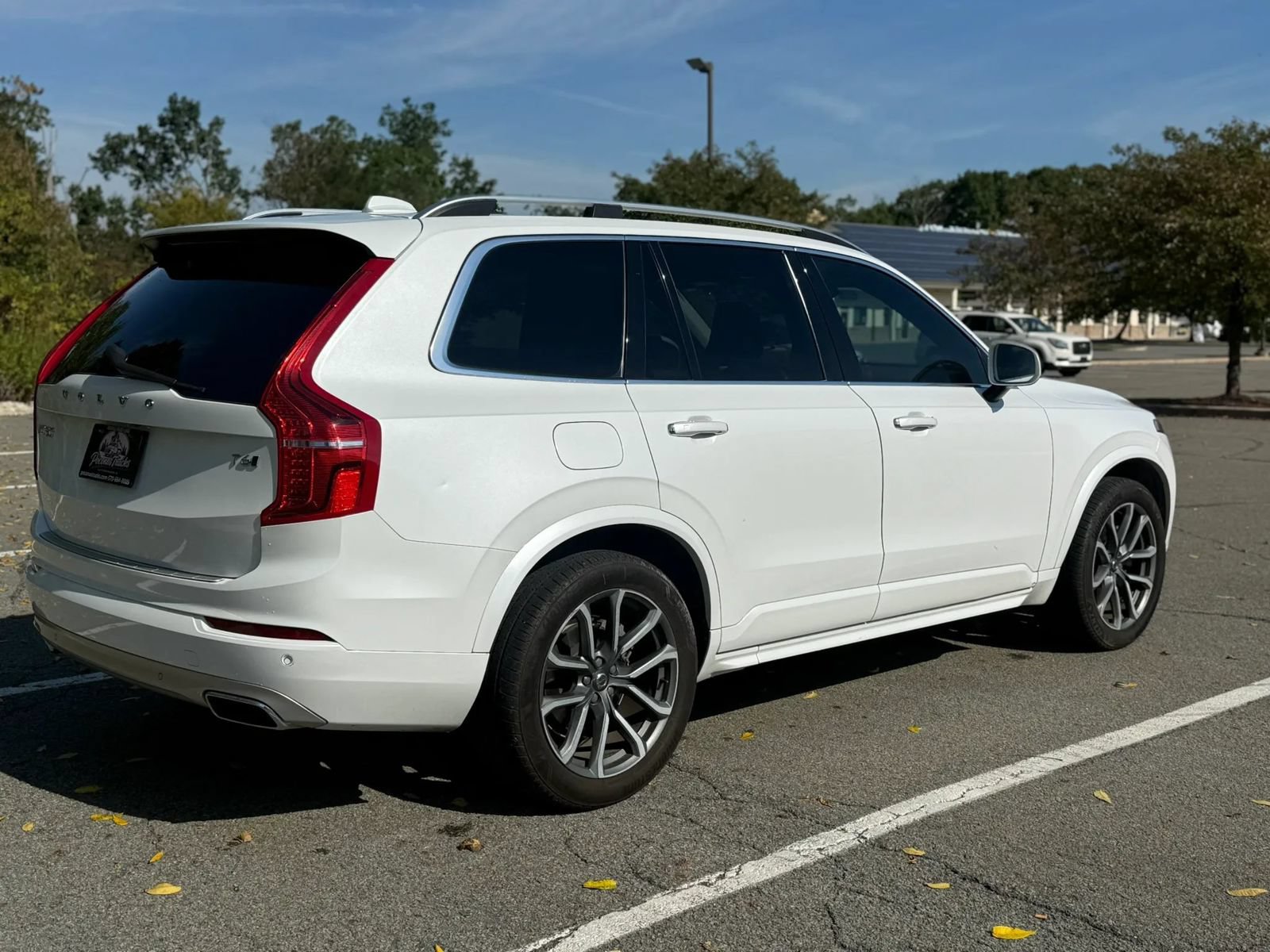 Used 2018 Volvo XC90 T6 Momentum w/ Momentum Plus Package AWD/4WD image 5