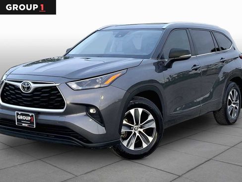 Used 2023 Toyota Highlander XLE FWD image 1