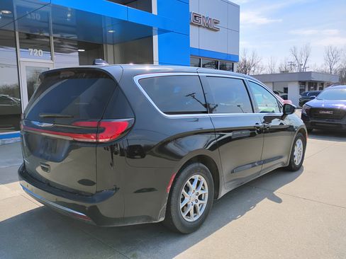 Used 2025 Chrysler Pacifica Select image 12