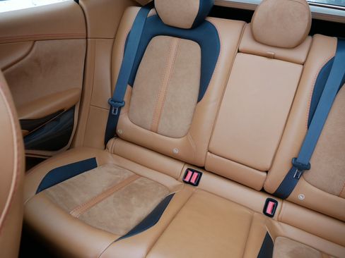 Used 2022 Aston Martin DBX image 12