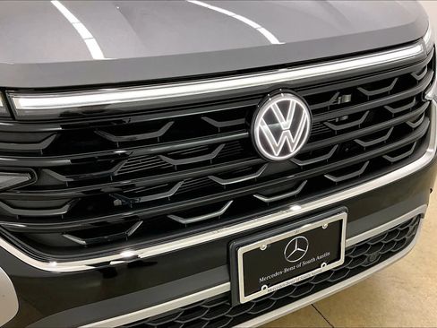Used 2024 Volkswagen Atlas Cross Sport SE w/ Panoramic Sunroof Package image 30
