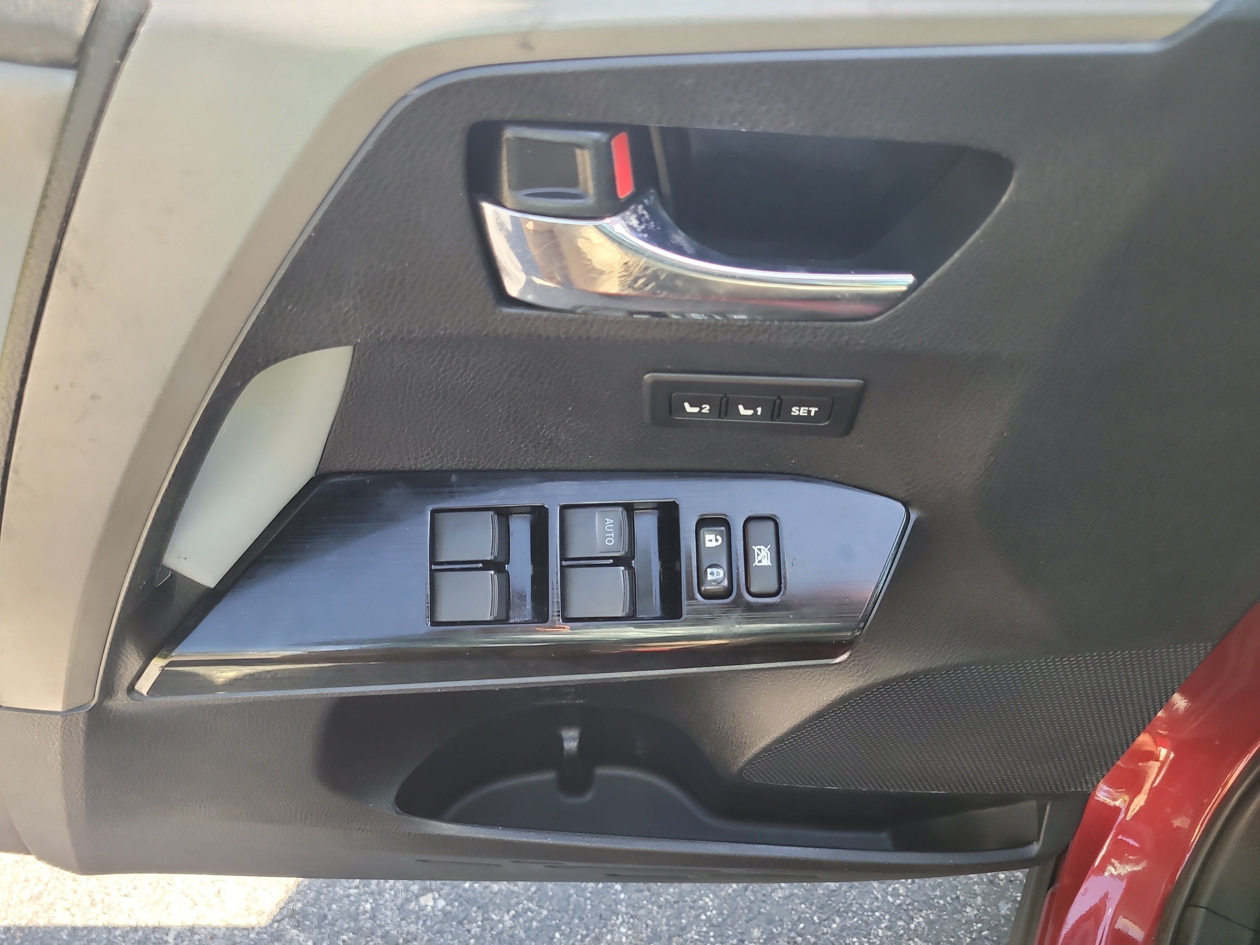 Used 2018 Toyota RAV4 Limited FWD image 18