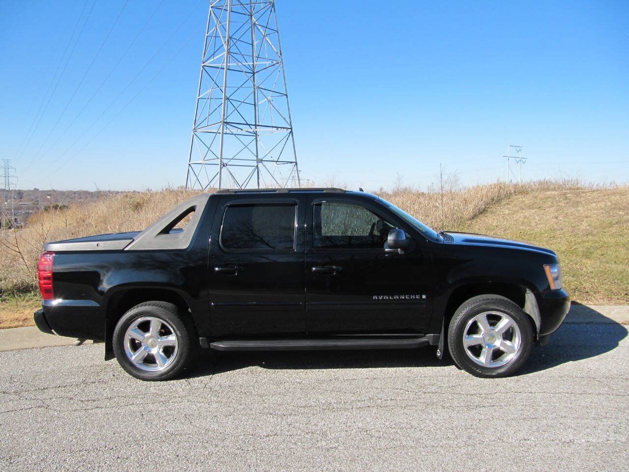 Used 2008 Chevrolet Avalanche LTZ w/ LTZ Preferred Equipment Group AWD/4WD image 13