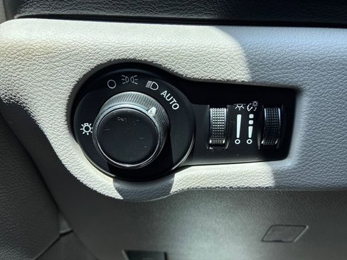 Used 2017 Chrysler Pacifica Touring FWD image 30