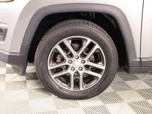 Used 2018 Jeep Compass Latitude FWD image 17