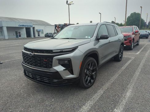 Used 2025 Chevrolet Traverse RS AWD/4WD image 3
