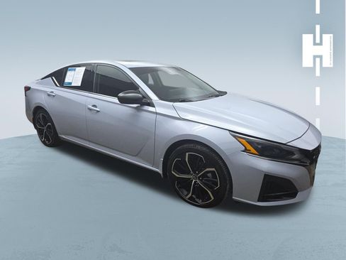 Used 2024 Nissan Altima 2.5 SR w/ SR Premium Package FWD image 1