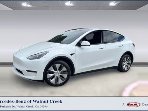 Used 2023 Tesla Model Y Long Range AWD/4WD image 1