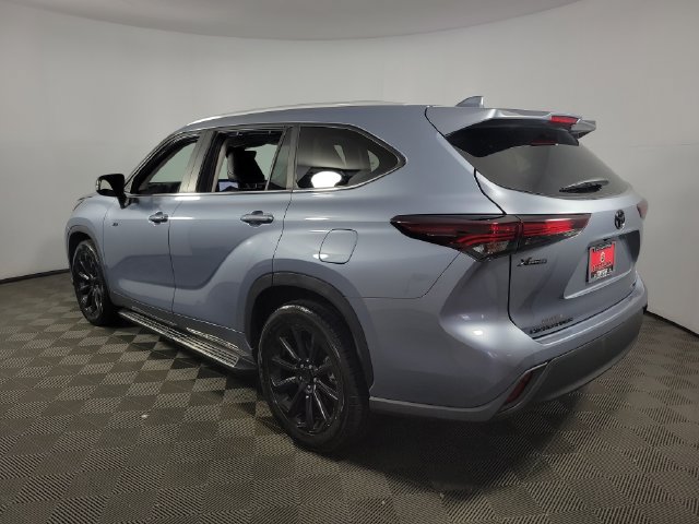 Used 2024 Toyota Highlander XLE FWD image 5
