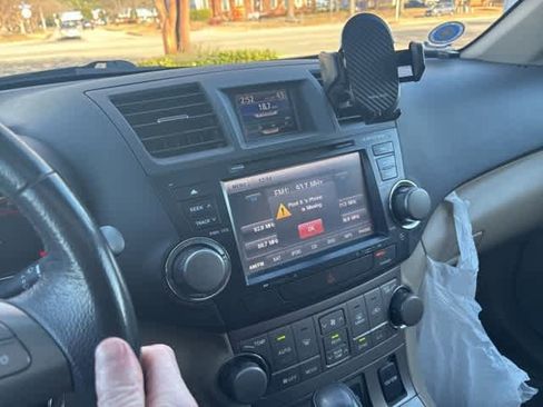 Used 2010 Toyota Highlander SE image 2