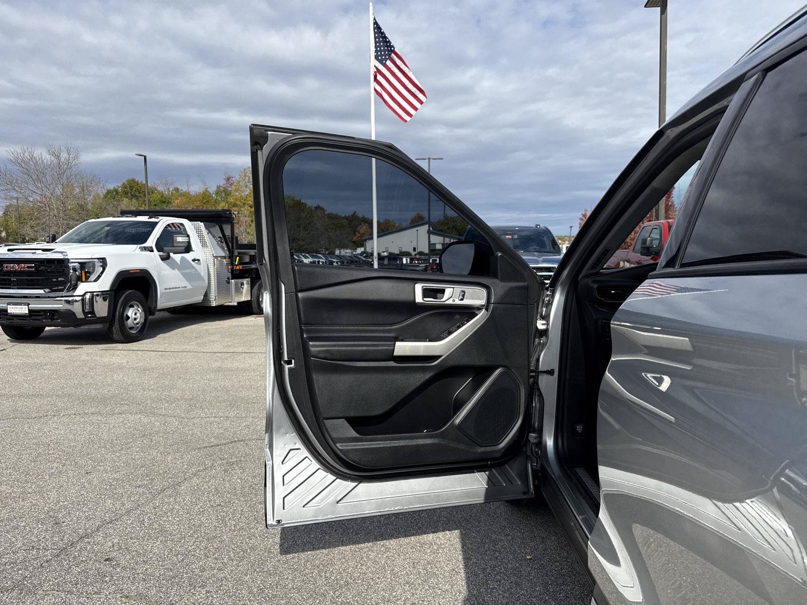 Used 2024 Ford Explorer Limited AWD/4WD image 10